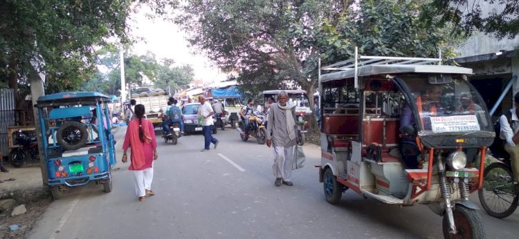 Raibareli-राहगीरों के लिए परेशानी का सबब बन रहे सड़क किनारे आड़े-तिरछे बेतरतीब ढंग से खड़े वाहन*