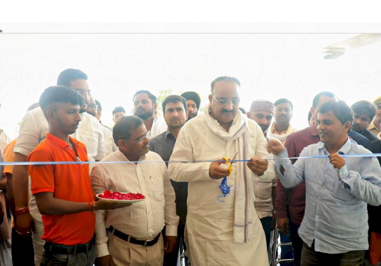 Raibareli-राज्य मंत्री दिनेश प्रताप सिंह ने अंकित स्वीट एंड रेस्टोरेंट का फीता काटकर शुभारंभ किया।