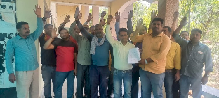 रायबरेली-NTPC में श्रमिकों का हो रहा शोषण,बगैर नोटिस 19 कर्मचारियों को निकाला,,,,