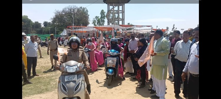 Raibareli-महिला एवं बाल विकास पुष्टाहार के कार्यक्रम में विधायक ने हरी झंडी दिखाकर स्कूटी सवार महिलाओं को रवाना किया।