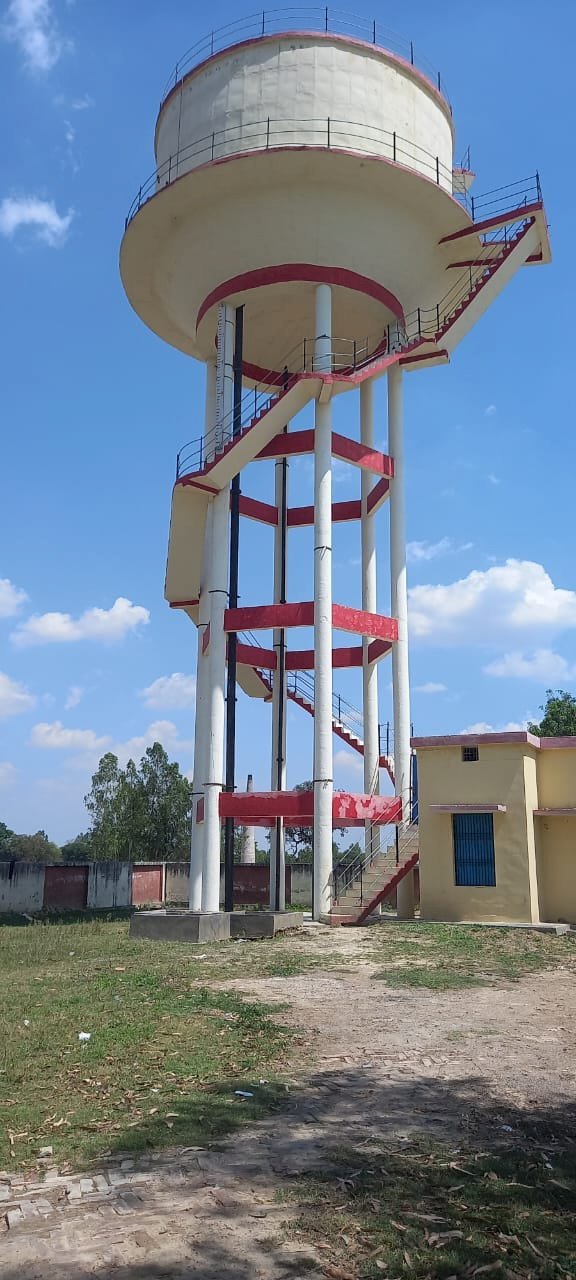 रायबरेली-खराब पड़ी पानी की टंकी, शुद्ध पेयजल की एक एक बूंद को तरस रहे ग्रामीण