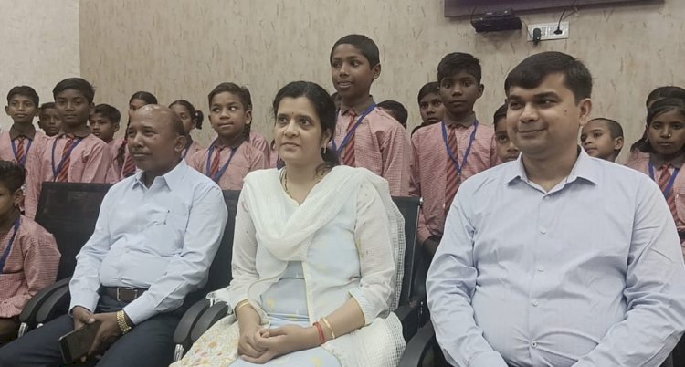 Raibareli-जिलाधिकारी का मानवीय चेहरा स्कूली  छात्र छात्राएं मिलकर हुए खुश।*