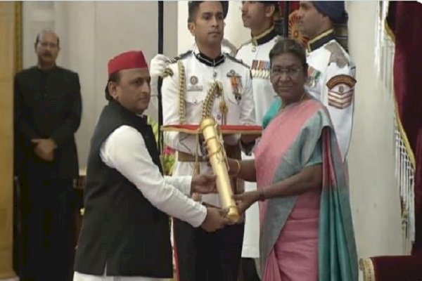 मुलायम सिंह यादव पद्म विभूषण से सम्मानित, राष्ट्रपति द्रौपदी मुर्मू से अखिलेश यादव ने ग्रहण किया सम्मान