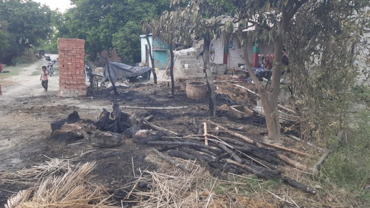 Raibareli-अज्ञात कारणों से गरीब के आशियाने में लगी आग,गृहस्थी जलकर खाक।*