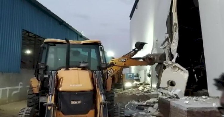 निर्माणाधीन कोल्ड स्टोरेज की बिल्डिंग गिरी, 4 मज़दूर फंसे