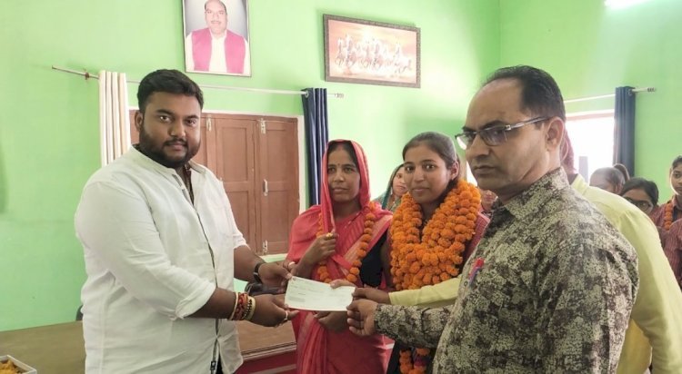 रायबरेली-मेधावी छात्रा को किया गया सम्मानित