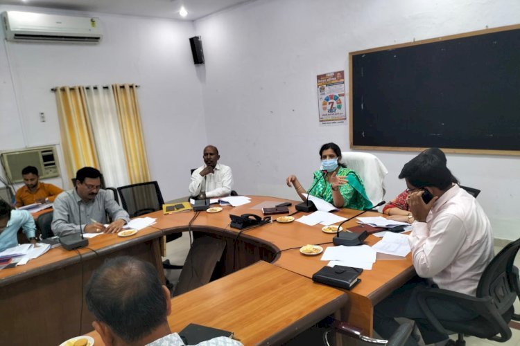 Raibareli-सड़क धसने की घटना पर जिम्मेदार कार्मिक के विरूद्ध कार्यवाही करें व जूनियर इंजीनियर से किया जवाब तलब