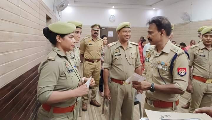 Raibareli-पुलिस अधीक्षक द्वारा 9 पुलिसकर्मियों को नगद पुरस्कार से किया गया पुरस्कृत*
