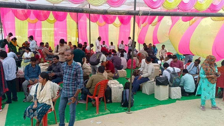 Raibareli-मिनी स्टेडियम सलोन से नगर पंचायत चुनाव के लिए पोलिंग पार्टियां रवाना हुई।