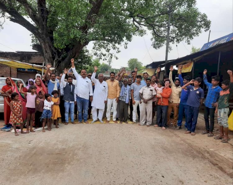 Raibareli-रोड का काम धीमी गति से चलने के कारण कांग्रेसियो ने किया धरना प्रदर्शन