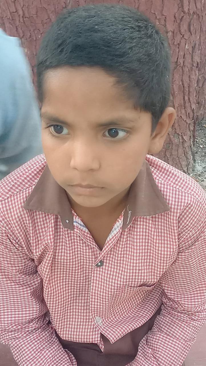 रायबरेली-मट्ठे का गिलास गिरने से  झल्लाये शिक्षक ने निर्ममता से छात्र की डंडों से पिटाई,,,,