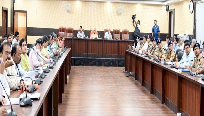कानून व्यवस्था और विकास कार्यों को लेकर CM योगी ने की समीक्षा बैठक, परियोजनाओं को युद्ध स्तर पर चलाने के दिए निर्देश
