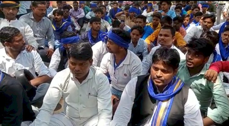 Raibareli-दरोगा दिनेश गोस्वामी के खिलाफ भीम आर्मी के पदाधिकारियों ने SP आफिस का किया घेराव