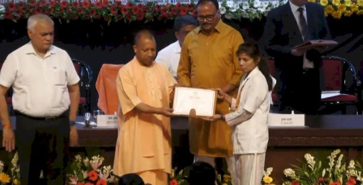 Raibareli-स्वाती को मुख्यमंत्री के हाथों मिला एएनएम का नियुक्ति पत्र 