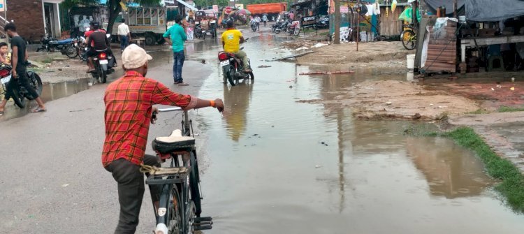 Raibareli- नगर पंचायत के वार्ड नम्बर 7 में जलभराव होने से लोगों में रोष