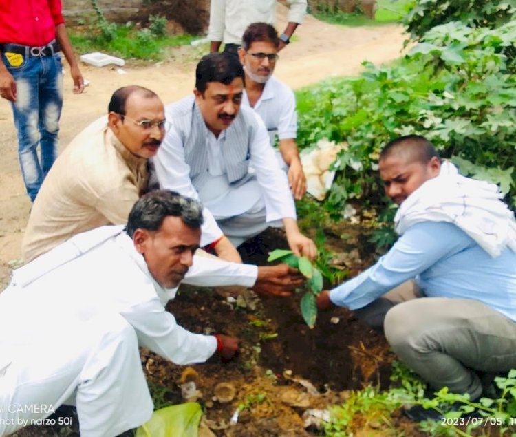 रायबरेली-कांग्रेस नेता अतुल सिंह ने पौधरोपण कर लोगों की सुनी  समस्याएं,,,,,