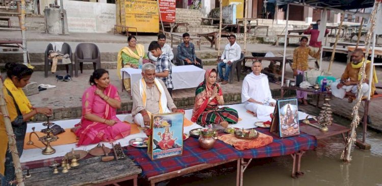 रायबरेली- दीपमाला झा कनाडा,जमशेदपुर  झारखंड गोकना घाट पर किया गंगा महाआरती