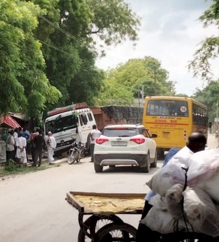 Raibareli-टला बड़ा हादसा!बिजली के पोल को तोड़ता हुआ हाइवे किनारे बने नाले में जा घुसा तेज रफ्तार अनियंत्रित कंटेनर*