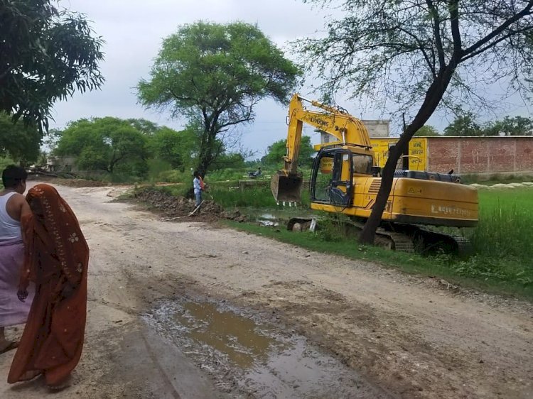 Raibareli-R express की खबर का हुआ असर रोड में काम शुरू