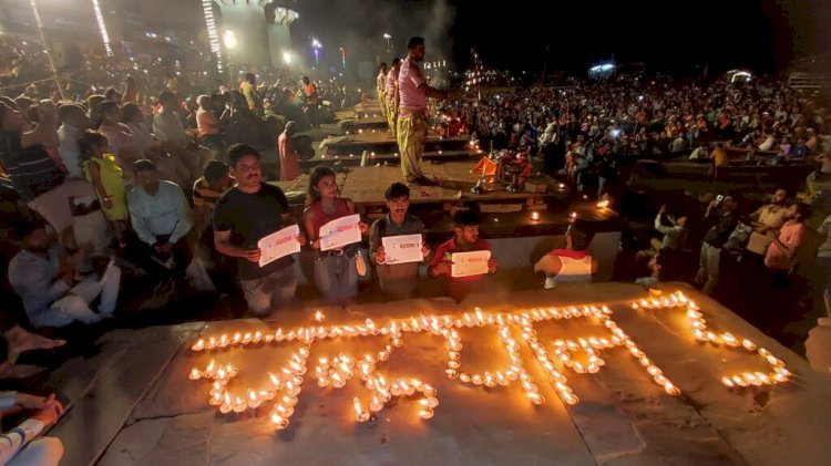 चंद्रयान -3 की सफल लॉचिंग से देश में खुशी का माहौल, मां गंगा की आरती कर श्रद्धालुओं ने की मिशन पूर्ण होने की प्रार्थना…