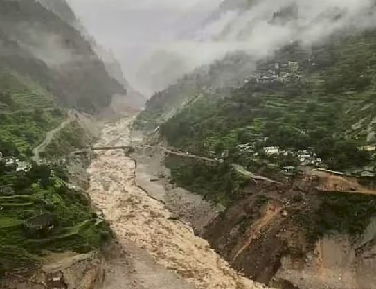 अगले 24 घंटे भारी, बारिश का रेड अलर्ट जारी, कई ट्रेनें रद्द