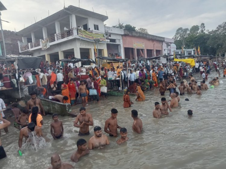 रायबरेली-श्रावणी,सोमवती अमावस्या पर हजारों श्रद्धालुओं ने लगाई गंगा में डुबकी,,,,