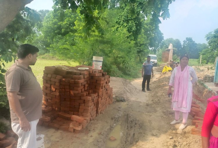 Raibareli-खबर के बाद जागे अफसर अतरेहटा अमृत सरोवर का स्थलीय निरीक्षण करने पहुँची BDO