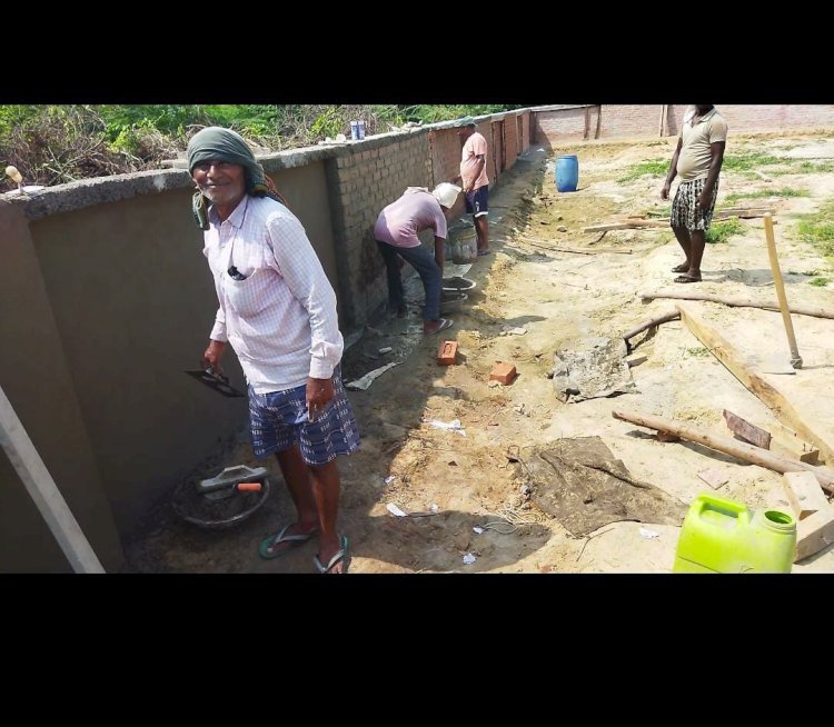 Raibareli-ठेकेदार के द्वारा मानक विहीन तरीके से बनाई जा रही है पानी की टंकी*