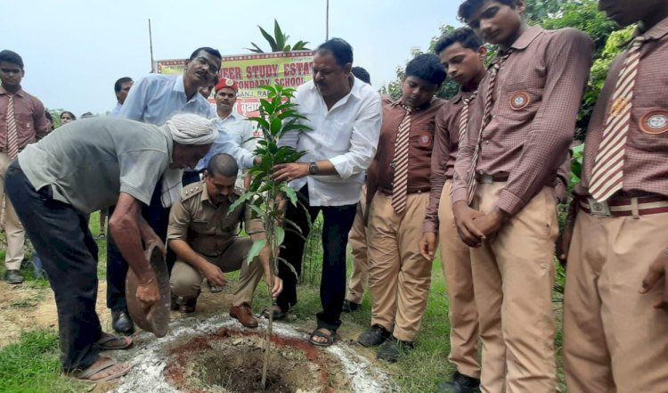 Raibareli-महावीर स्टडी इस्टेट में वृक्षारोपण एवं जनजागरूकता कार्यक्रम का हुआ आयोजन*