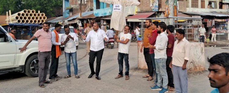 Raibareli-भाजपा युवा मोर्चा के कार्यकर्ताओं ने फूंका पुतला।