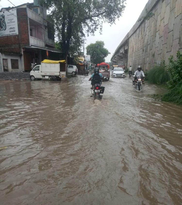 रायबरेली-रेलवे ओवरब्रिज के नीचे सर्विस रोड पर जलभराव के कारण राहगीर वा स्कूली बच्चों को रही परेशानी,,