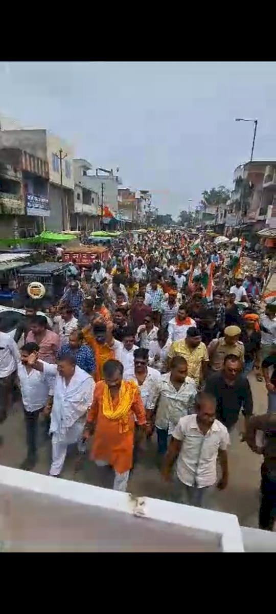 Raibareli-जिला अध्यक्ष विश्व हिंदू महासंघ की और हिंदू युवा वाहिनी ओर से निकाली गई तिरंगा यात्रा 
