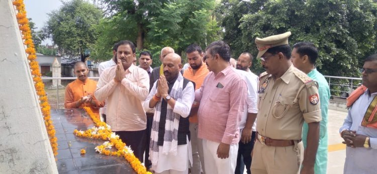 Raibareli-सरेनी के ऐतिहासिक शहीद स्मारक पर शहीदों की शहादत को श्रद्धा पूर्वक किया गया नमन*