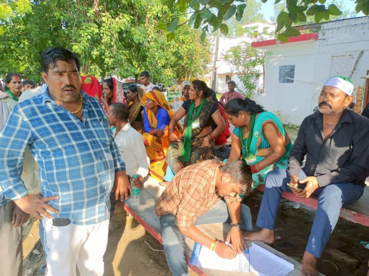 Raibareli-ग्राम वासियों ने सरकारी जमीन खाली करवाने के लिए बछरावां थाने में दिया लिखित शिकायती पत्र