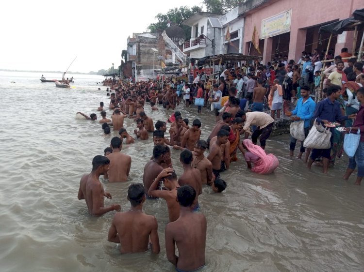 रायबरेली-दुग्ध श्रावणी पूर्णिमा के प्रथम दिन लाखों श्रद्धालुओं ने किया गंगा स्नान,,,,,