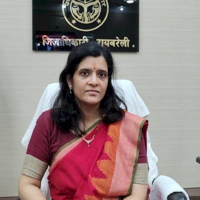 शिक्षक एक ऐसा दीपक है जो कि अपने प्रकाश से पूरे समाज में शिक्षा की रोशनी फैलाता है-डीएम माला श्रीवास्तव