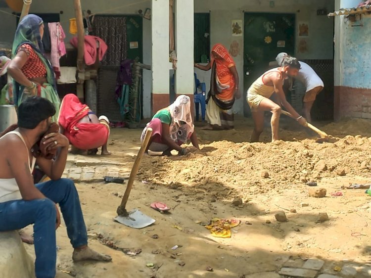 रायबरेली-तीन दिन बाद निकाला दफन विवाहिता का शव, ग्रामीणों की मौजूदगी में बाग में किया गया शव दफन,,,