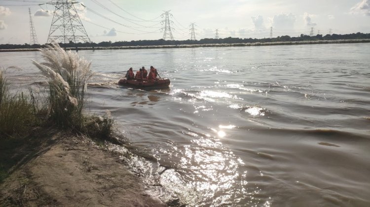रायबरेली-सैकड़ों की भीड़ खंगाल रही नदी का  कोना कोना,नहीं मिले डूबे किशोर और किशोरी,,,