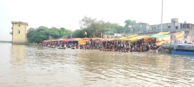 Raibareli-भाद्र मास की पूर्णिमा पर श्रद्धालुओं ने लगाई आस्था की डुबकी
