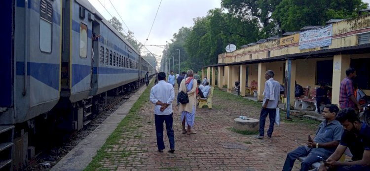 रायबरेली-त्रिवेणी एक्सप्रेस का इंजन हुआ फेल,  यात्रियों में अफरा तफरी का माहौल,,,