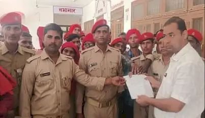 साहब हमें बचाओ, पुलिस कर्मी कराते हैं हमसे.......