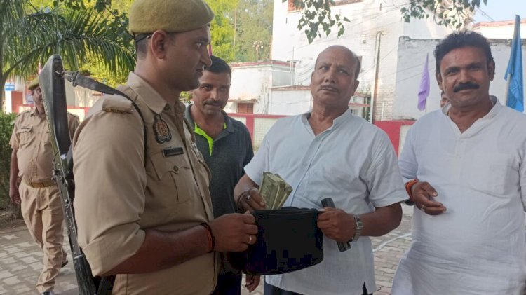 सिपाही ने रूपये से भरा बैग शिक्षक को लौटाया वापस, खोया हुआ बैग मिलने में छलक गई शिक्षक की आखें