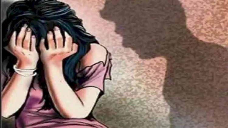 स्कूल छोड़ने के बहाने 10वीं की छात्रा को दोस्त के फ्लैट पर ले गया युवक, किया दुष्कर्म