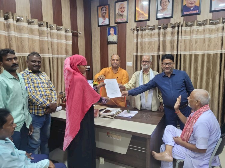 Raibareli-लाभार्थियों को पट्टे किये गए वितरित