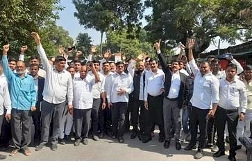 लेखपाल और वकीलों में मारपीट, भारी संख्या में पुलिस फोर्स तैनात
