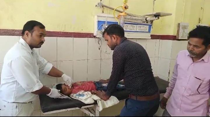 रायबरेली-खड़े ट्रक से टकराकर बाइक सवार पिता पुत्र घायल,,,