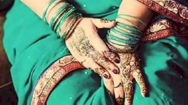 तीन बच्चों की मां को गैर मर्द से हुआ इश्क, गर्भवती हुई तो पति बोला