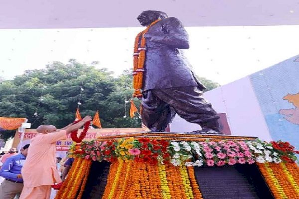 CM Yogi ने सरदार पटेल की प्रतिमा पर किया माल्यार्पण दी श्रद्धांजलि, ‘रन फॉर यूनिटी’ को दिखाई हरी झंडी