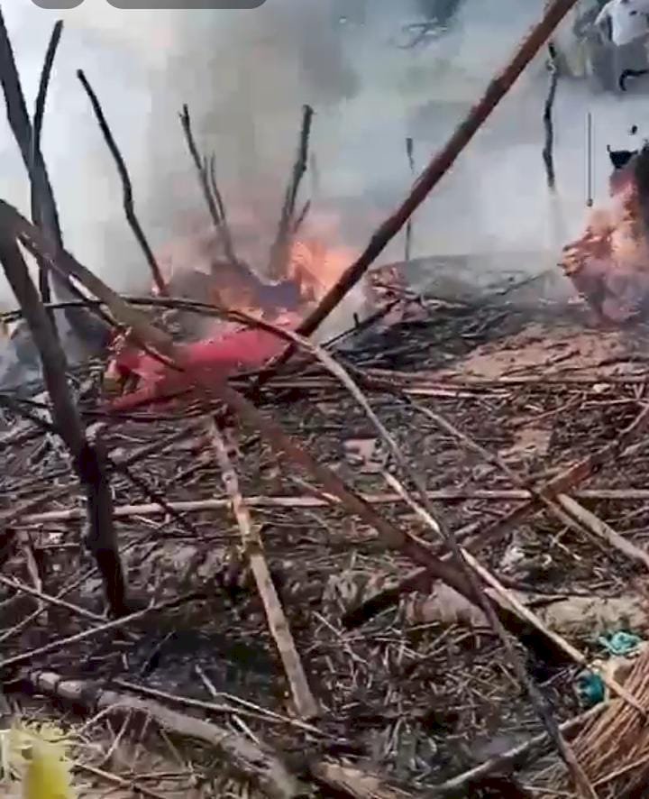 रायबरेली-अज्ञात कारणों के चलते लगी भीषण आग ग्रामीणों की कड़ी मशक्कत के बाद आग पर पाया गया काबू,,,,,