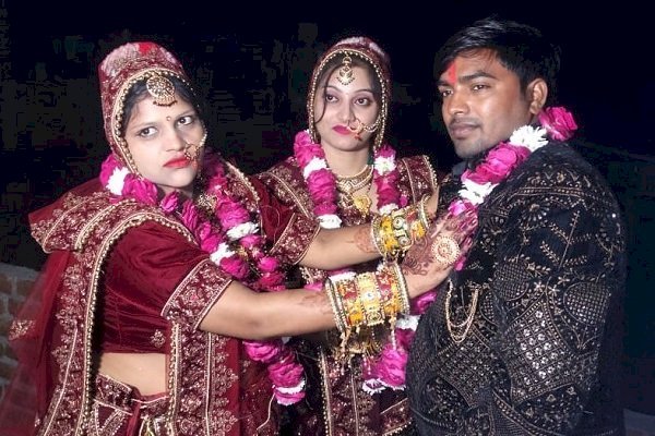 एक पति..दो पत्नियां, एक साथ की पूजा, पहली परिवार तो दूसरी मोहब्बत की निशानी